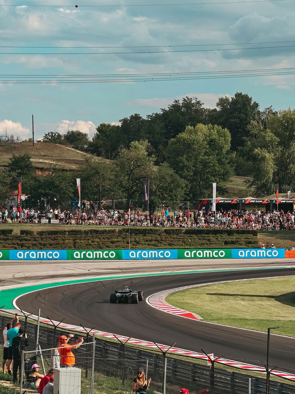 Formule 1-auto op het circuit tijdens een raceweekend