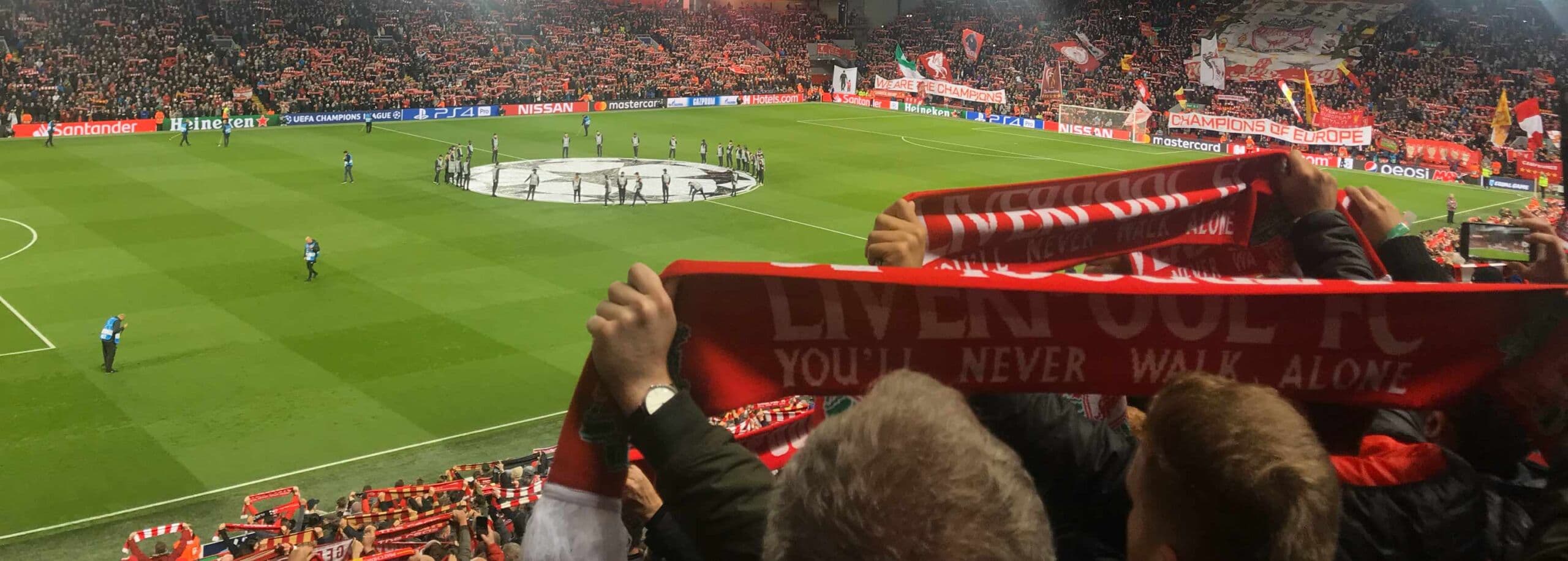 Voetbalstadion vol supporters
