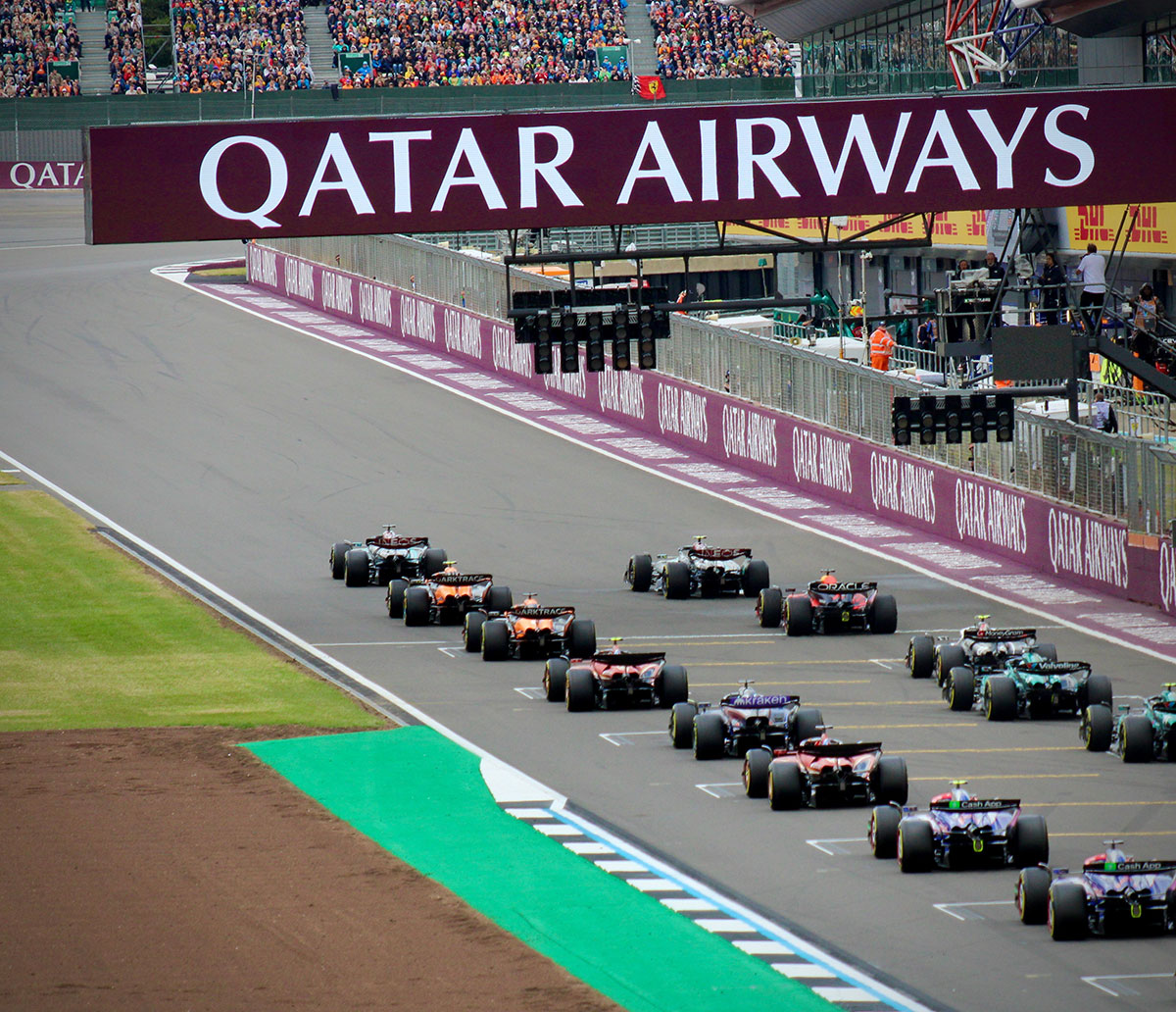 Formule 1-auto in volle vaart tijdens een raceweekend